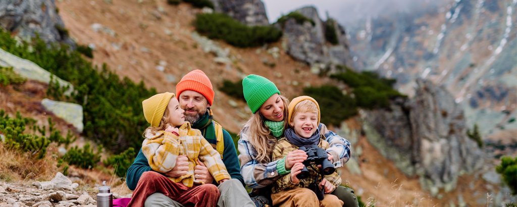 Rejseforsikring - familie i bjerge med børn