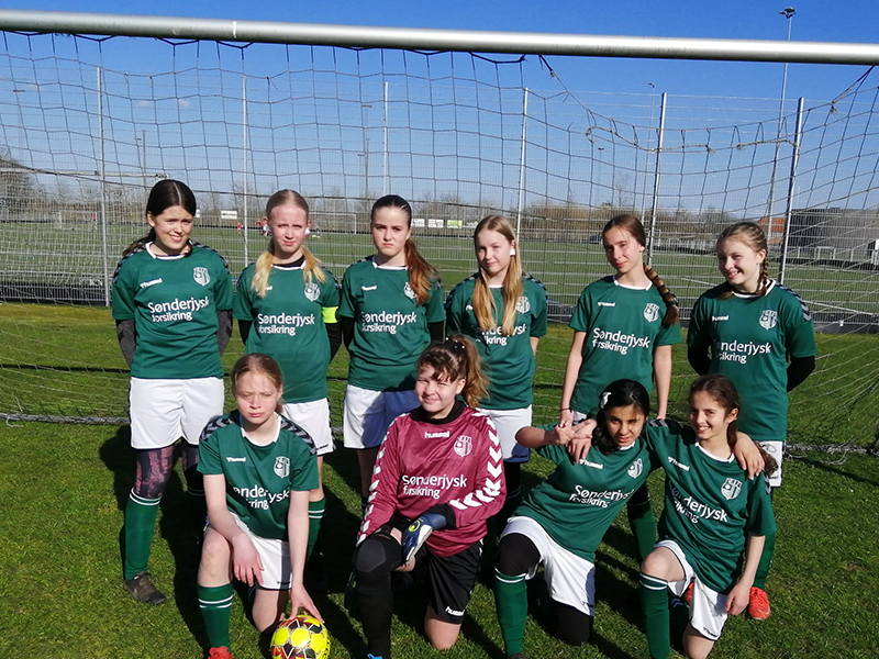 Vejle FC fodboldhold U13 pigerne med Sønderjysk Forsikring trøjer