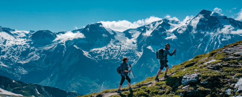 Farlig sport - sportsgren - mand og kvinde bestiger et bjerg.
