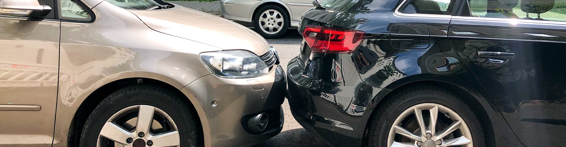Bil parkerer - undgå parkeringsskade